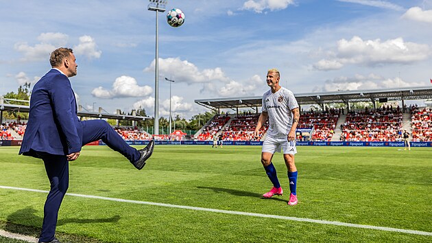 Pardubick&yacute; stadion Arno&scaron;ta Ko&scaron;ť&aacute;la se stal kulisami pro třet&iacute; d&iacute;l popul&aacute;rn&iacute; fotbalov&eacute; komedie. Na tr&aacute;vn&iacute;ku tak nechyběli Jakub &Scaron;t&aacute;fek a Jakub Prachař. (2. z&aacute;ř&iacute; 2026)