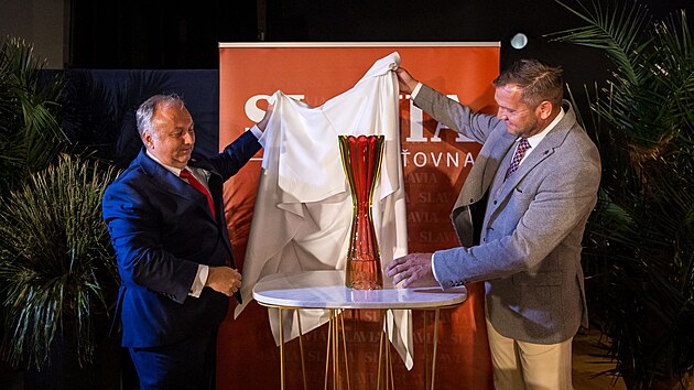Nový pohár pro vítěze představil Karel Waisser (vlevo) a Jaroslav Müller (vpravo). (7. září 2026)