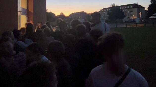 Kvůli m&iacute;stům čekali pardubičt&iacute; studenti 1. z&aacute;ř&iacute; před &scaron;kolami už od brzk&eacute;ho r&aacute;na. (1. z&aacute;ř&iacute; 2026)
