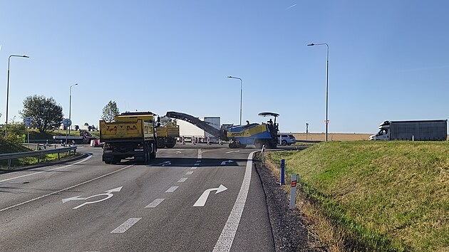 Zbytečný odbočovací pruh ve směru od Litomyšle na Svitavy zcela zanikne a střed okružní křižovatky dostane oblý tvar. (8. září 2026)