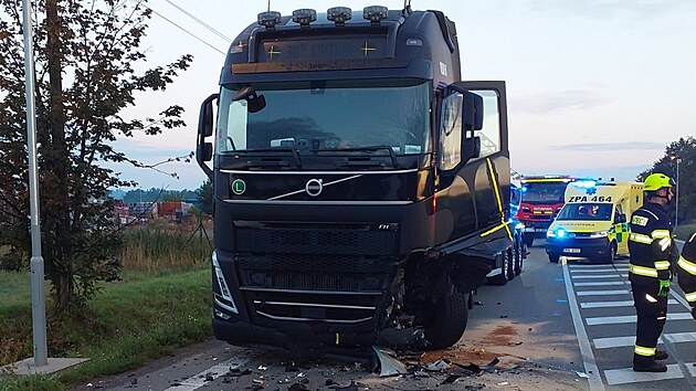 Řidič Škody Octavia se při předjíždění kolony střetl u Hrušové s kamionem. (3. září 2026)