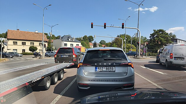 Do budoucna by mohl na průtahu Vysok&eacute;ho M&yacute;ta zmizet někter&yacute; ze semaforů na Hradeck&eacute; ulici. (27. srpna 2026)