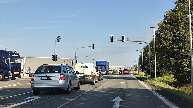 Na světeln&eacute; křižovatce u Hru&scaron;ov&eacute; po zprovozněn&iacute; d&aacute;lnice D35 mezi Vysok&yacute;m M&yacute;tem a Ostrovem jezd&iacute; př&iacute;m&yacute;m směrem do města předev&scaron;&iacute;m m&iacute;stn&iacute; doprava. Tranzit m&iacute;ř&iacute; vlevo na d&aacute;lnici. (27. srpna 2026)