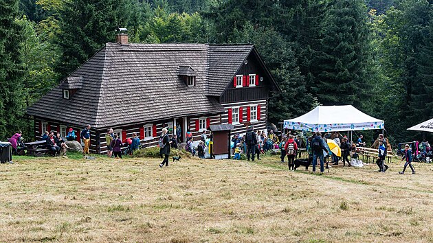 Do bývalé sklářské osady v Jizerských horách se v sobotu 5. září navrátí skláři i bohatý kulturní program.