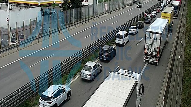 Na dálnici D1 na 62. kilometru ve směru na Brno shořel kamion i s návěsem. Nehoda zastavila provoz, vytvořila se několikakilometrová kolona. (5. září 2026)