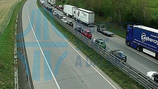 Na dálnici D1 na 62. kilometru ve směru na Brno shořel kamion i s návěsem. Nehoda zastavila provoz, vytvořila se několikakilometrová kolona. (5. září 2026)
