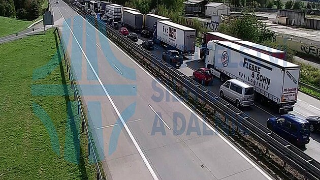 Na dálnici D1 na 62. kilometru ve směru na Brno shořel kamion i s návěsem. Nehoda zastavila provoz, vytvořila se několikakilometrová kolona. (5. září 2026)