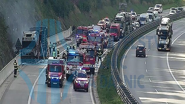 Na dálnici D1 na 62. kilometru ve směru na Brno shořel kamion i s návěsem. Nehoda zastavila provoz, vytvořila se několikakilometrová kolona. (5. září 2026)