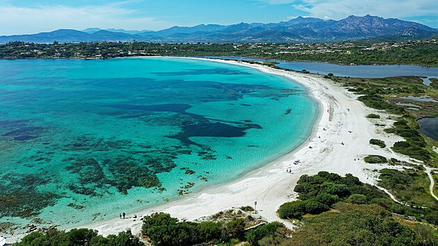 Sardinie má i svůj kousek Tahiti – tak se přezdívá pláži Cala Brandinchi.