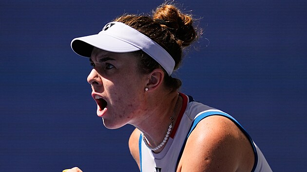 Linda Nosková slaví během čtvrtfinále proti Aryně Sabalenkové na US Open.
