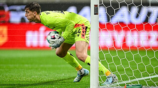 Plzeňský brankář Florian Wiegele během utkání s Hradcem Králové.