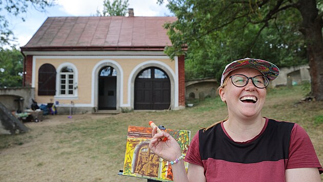 Tvořivá Aneta Hrdličková vystavuje na telčském hřbitově a obrazy si zde také hlídá. Při tom čtrnáct dní bydlí v někdejší márnici a obřadní síni, kde není zavedena elektřina, voda ani plyn. (1. září 2026)