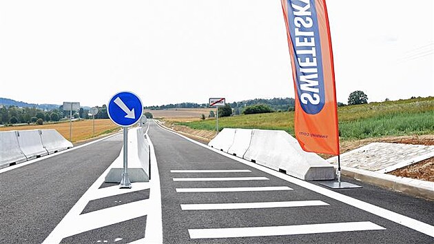 Pelhřimov m&aacute; novou silnici do průmyslov&eacute; z&oacute;ny. M&aacute; jen jedinou vadu, kvůli nevyhovuj&iacute;c&iacute;mu železničn&iacute;mu přejezdu na ni nemohou kamiony a &scaron;irok&aacute; vozidla.