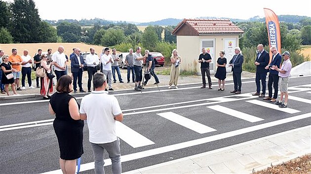 Pelhřimov m&aacute; novou silnici do průmyslov&eacute; z&oacute;ny. M&aacute; jen jedinou vadu, kvůli nevyhovuj&iacute;c&iacute;mu železničn&iacute;mu přejezdu na ni nemohou kamiony a &scaron;irok&aacute; vozidla.