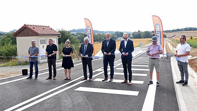 Pelhřimov m&aacute; novou silnici do průmyslov&eacute; z&oacute;ny. M&aacute; jen jedinou vadu, kvůli nevyhovuj&iacute;c&iacute;mu železničn&iacute;mu přejezdu na ni nemohou kamiony a &scaron;irok&aacute; vozidla.