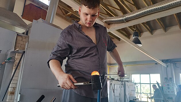 Původně sklárna vyráběla svůj sortiment. Po všech krizích se změnila ve výrobního partnera, který svým klientům z řad designérů, umělců a firem nabízí kvalitní řemeslo.