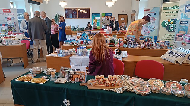 O cenám mléka a dalších problémech při produkci mléčných výrobků zástupci mlékáren, ale i odborných svazů, komor a ministerstva zemědělství mluvili na semináři, jež pravidelně předchází Mlékárenskému dni. Ten se v Přibyslavi uskuteční v sobotu, své výrobky na něm představí 19 mlékáren nejen z Vysočiny. Své produkty většina z nich představila na středečním semináři. (9. září 2026)
