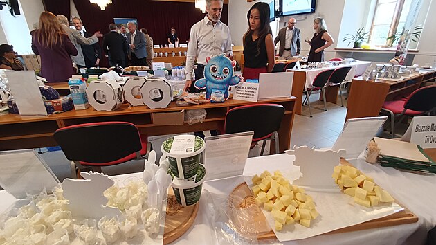O cenám mléka a dalších problémech při produkci mléčných výrobků zástupci mlékáren, ale i odborných svazů, komor a ministerstva zemědělství mluvili na semináři, jež pravidelně předchází Mlékárenskému dni. Ten se v Přibyslavi uskuteční v sobotu, své výrobky na něm představí 19 mlékáren nejen z Vysočiny. Své produkty většina z nich představila na středečním semináři. (9. září 2026)