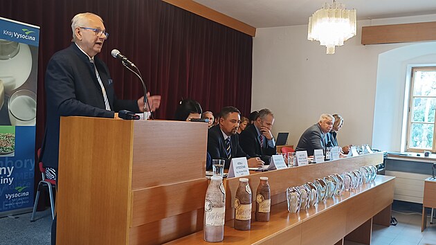 O cenám mléka a dalších problémech při produkci mléčných výrobků zástupci mlékáren, ale i odborných svazů, komor a ministerstva zemědělství mluvili na semináři, jež pravidelně předchází Mlékárenskému dni. Ten se v Přibyslavi uskuteční v sobotu, své výrobky na něm představí 19 mlékáren nejen z Vysočiny. Své produkty většina z nich představila na středečním semináři. (9. září 2026)