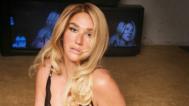 Kesha v reklamě na spodní prádlo Adore Me