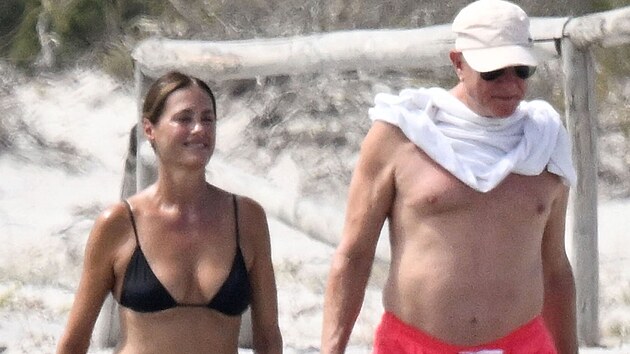 Yasmin Le Bonová s manželem Simonem na Sardinii (srpen 2026)