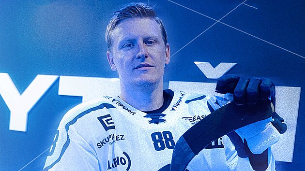 Dres hokejov&yacute;ch Ryt&iacute;řů Kladno pro extraligov&yacute; ročn&iacute;k 2026/27. Zleva Miroslav Forman.