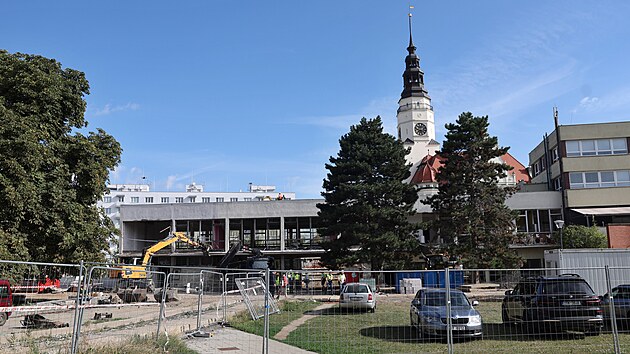 Stavbaři se v Opavě pustili do druhé etapy bourání bývalého obchodního domu Slezanka. (3. září 2026)
