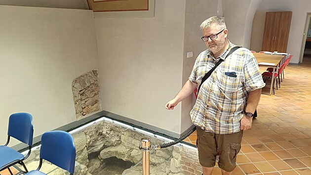 Část přízemí sokolovského zámku prošla nákladnou rekonstrukcí. Jeden z nálezů, historickou střílnu, však museli kvůli statice zazdít. Na snímku ředitel sokolovského muzea Michael Rund (4. září 2026)