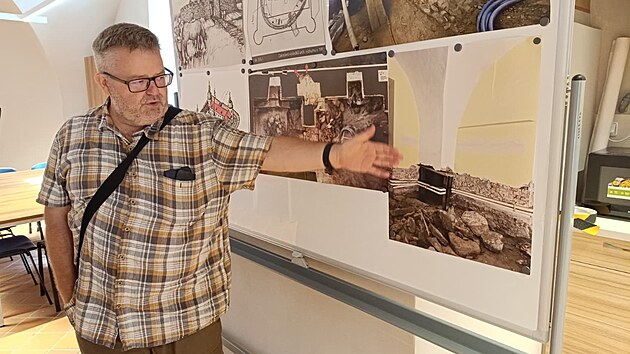 Ředitel sokolovského muzea Michael Rund u jednoho z výstavních panelů (4. září 2026)