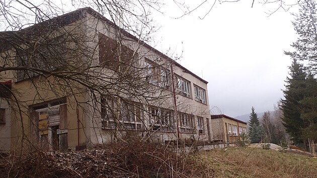 Objekt b&yacute;val&yacute;ch jesl&iacute; byl po tři dek&aacute;dy ostudou Nejdku. Po zdařil&eacute; rekonstrukci se dostala do fin&aacute;le soutěže Brownfield roku.