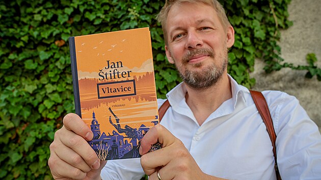 Jihočeský spisovatel Jan Štifter vydal po čtyřech letech svůj další román, tentokrát nese název Vltavice. Kniha přináší příběh o staré šumavské zaniklé vesnici Dolní Vltavice, která z velké části skončí na dně lipenské přehrady. (2. 9. 2026)