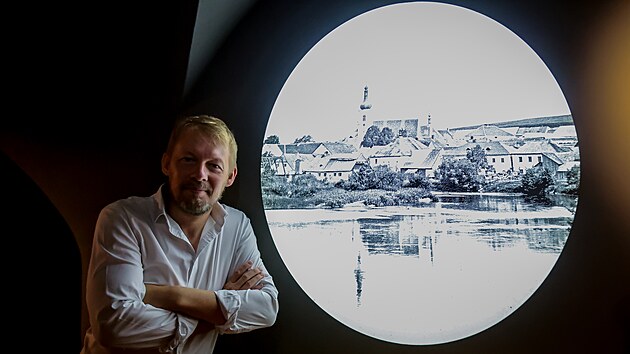 Jihočeský spisovatel Jan Štifter vydal po čtyřech letech svůj další román, tentokrát nese název Vltavice. Kniha přináší příběh o staré šumavské zaniklé vesnici Dolní Vltavice, která z velké části skončí na dně lipenské přehrady. (2. 9. 2026)