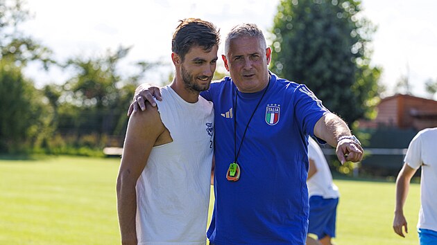 Tren&eacute;r fotbalov&eacute;ho Znojma a exkouč L&iacute;&scaron;ně Milan Valachovič s b&yacute;val&yacute;m hr&aacute;čem brněnsk&eacute; Zbrojovky a Viktorie Plzeň Ondřejem Pachlopn&iacute;kem (19. srpna 2026)