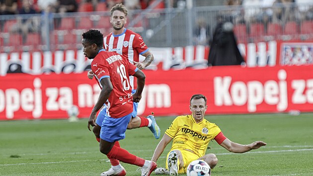 Bienvenue Kanakimana ze Zbrojovky Brno s Vladimírem Daridou v zápase s Hradcem Králové. (2. září 2026)