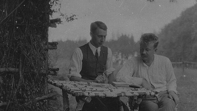 Svojs&iacute;k se &scaron;vagrem Adolfem Str&aacute;nsk&yacute;m překl&aacute;d&aacute; na Orlovech knihu Scouting for Boys.