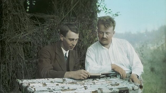 Anton&iacute;n Benjamin Svojs&iacute;k se &scaron;vagrem překl&aacute;d&aacute; knihu Scouting for Boys.