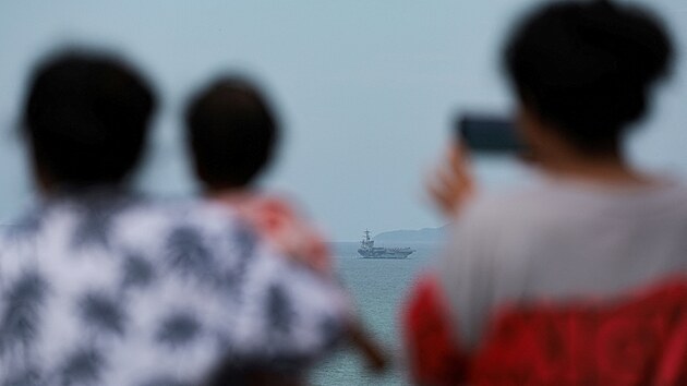 Americká letadlová loď USS Abraham Lincoln kotví v přístavu Laem Chabang v Thajsku, kde si po dlouhém nasazení na Blízkém východě dopřává odpočinek. (2. září 2026)