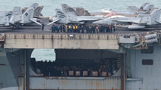 Americká letadlová loď USS Abraham Lincoln kotví v přístavu Laem Chabang v Thajsku, kde si po dlouhém nasazení na Blízkém východě dopřává odpočinek. (2. září 2026)