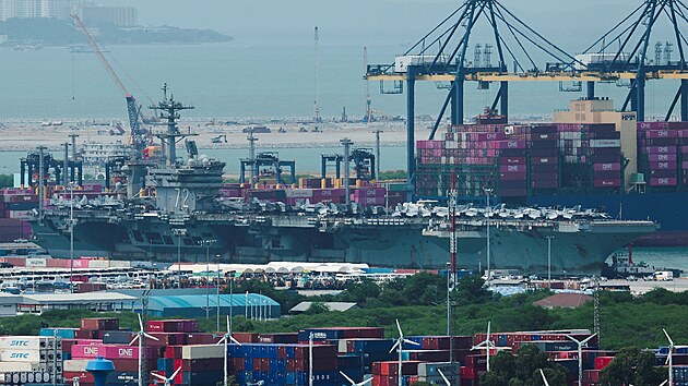 Americká letadlová loď USS Abraham Lincoln kotví v přístavu Laem Chabang v Thajsku, kde si po dlouhém nasazení na Blízkém východě dopřává odpočinek. (2. září 2026)