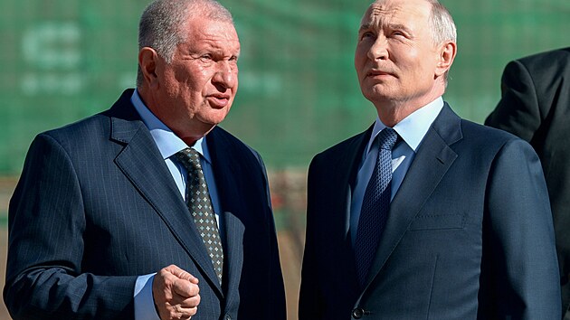 Ruský vůdce Vladimir Putin si v loděnici Zvezda v Primorském kraji prohlížel rozestavěný tanker Pjotr Stolypin. (2. září 2026)
