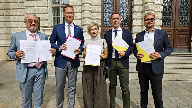 Opozice se obrací na Ústavní soud. Žádá zrušení části sporného zákona o rozpočtové odpovědnosti, který prosadila vláda. (4. září 2026)