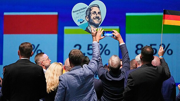 AfD oslavuje historický úspěch ve volbách. Exit poll od ZDF straně přisuzuje 44 procent v zemských volbách v Sasku-Anhaltsku. Na snímku je volební štáb strany. (6. září 2026)