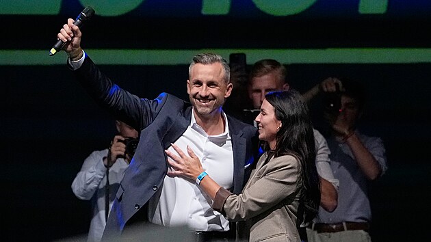 Ulrich Siegmund promlouvá ve volebním štábu se svou partnerkou po zveřejnění odhadů výsledků voleb v Sasku-Anhaltsku. (6. září 2026)