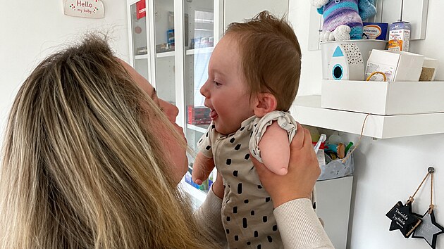 „Pro Maxíka nejsem jen máma, jsem jeho ruce i nohy,“ popisuje péči o chlapce maminka Jana. (1. září 2026)