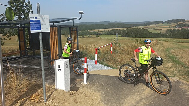Nov&aacute; přeshraničn&iacute; cyklotrasa mezi Vy&scaron;&scaron;&iacute;m Brodem na Českokrumlovsku a rakousk&yacute;m Reichenthalem vede přes historick&yacute; přechod u zanikl&eacute; obce Konr&aacute;tov. Cyklist&eacute; ji začali využ&iacute;vat hned po položen&iacute; asfaltu a během dvou t&yacute;dnů na konci pr&aacute;zdnin tudy projely tis&iacute;ce lid&iacute;. Což potvrzuje i nově nainstalovan&aacute; autonomn&iacute;  nab&iacute;jec&iacute; stanice.