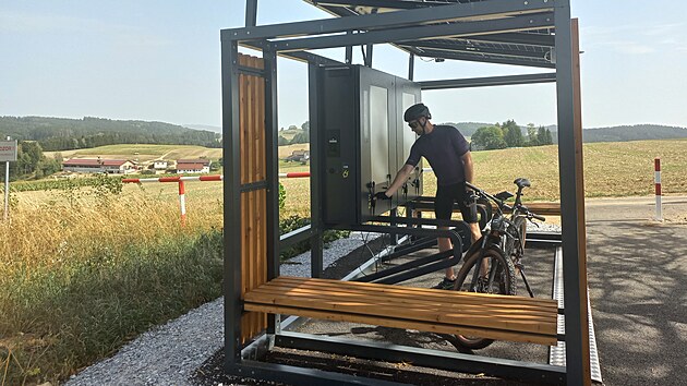 Nov&aacute; přeshraničn&iacute; cyklotrasa mezi Vy&scaron;&scaron;&iacute;m Brodem na Českokrumlovsku a rakousk&yacute;m Reichenthalem vede přes historick&yacute; přechod u zanikl&eacute; obce Konr&aacute;tov. Cyklist&eacute; ji začali využ&iacute;vat hned po položen&iacute; asfaltu a během dvou t&yacute;dnů na konci pr&aacute;zdnin tudy projely tis&iacute;ce lid&iacute;. Což potvrzuje i nově nainstalovan&aacute; autonomn&iacute;  nab&iacute;jec&iacute; stanice. Ta umožňuje nab&iacute;jet elektrokola i telefony, poskytuje z&aacute;suvku 230 V,  m&aacute; Wi‑Fi a interkom např&iacute;klad pro přivol&aacute;n&iacute; pomoci.
