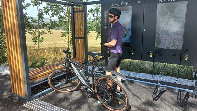 Nov&aacute; přeshraničn&iacute; cyklotrasa mezi Vy&scaron;&scaron;&iacute;m Brodem na Českokrumlovsku a rakousk&yacute;m Reichenthalem vede přes historick&yacute; přechod u zanikl&eacute; obce Konr&aacute;tov. Cyklist&eacute; ji začali využ&iacute;vat hned po položen&iacute; asfaltu a během dvou t&yacute;dnů na konci pr&aacute;zdnin tudy projely tis&iacute;ce lid&iacute;. Což potvrzuje i nově nainstalovan&aacute; autonomn&iacute;  nab&iacute;jec&iacute; stanice. Ta umožňuje nab&iacute;jet elektrokola i telefony, poskytuje z&aacute;suvku 230 V,  m&aacute; Wi‑Fi a interkom např&iacute;klad pro přivol&aacute;n&iacute; pomoci.