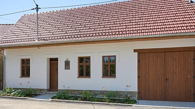 V rodném domě arcibiskupa Matochy v Pitíně vzniklo muzeum a komunitní centrum. (září 2026)