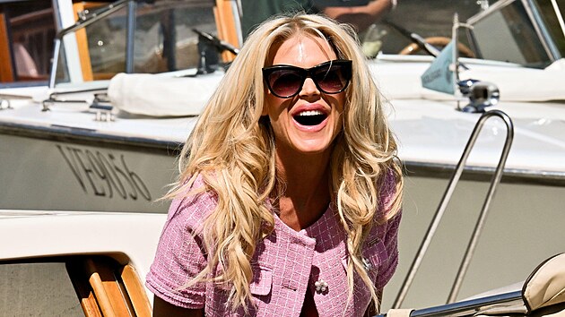 Švédská modelka Victoria Silvstedtová (51) zaujala v Benátkách výrazným růžovým outfitem. (7. září 2026)