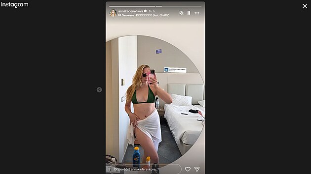 Anna Kadeř&aacute;vkov&aacute; zdrav&iacute; sv&eacute; sleduj&iacute;c&iacute; na Instagramu z dovolen&eacute; v Řecku. (srpen 2026)